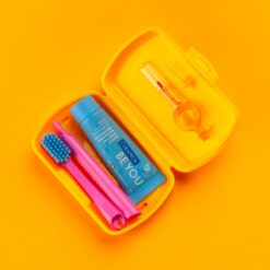 Curaprox BE YOU Reisikomplekt KOLLANE - hambahari, pasta + 2 hambavaheharja – Kuva 4