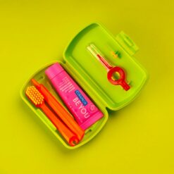 Curaprox BE YOU Reisikomplekt ROHELINE - hambahari, pasta + 2 hambavaheharja – Kuva 4